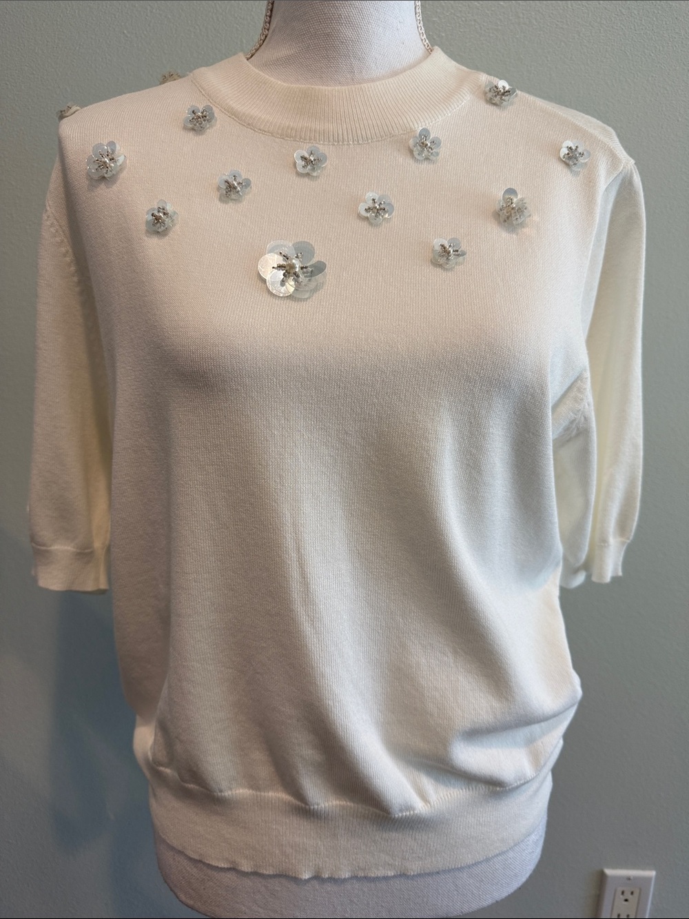 ONT WEALTH XL Embellished Cream Short-Sleeve Knit Top PTP 21 stretches to 24
